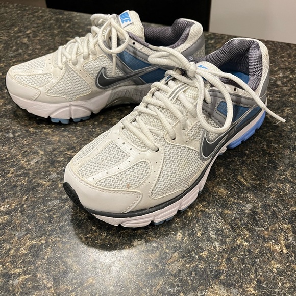 New Women’s Nike Structure 13 Running Shoes White with Blue & Gray Size 6.5 - Picture 3 of 9